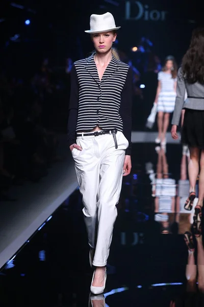 Look 18